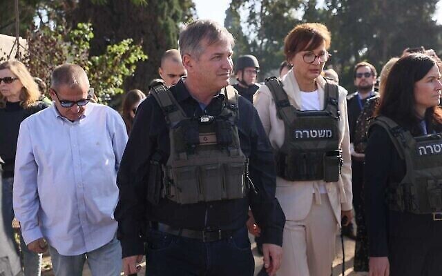 Le ministre de l'Éducation Yoav Kisch, au centre, son homologue allemande Bettina Stark-Watzinger, à sa droite, et une délégation de responsables allemands de l'éducation font le tour du kibboutz Kfar Aza, le 18 décembre 2023. (Crédit : Ministère de l'Éducation)