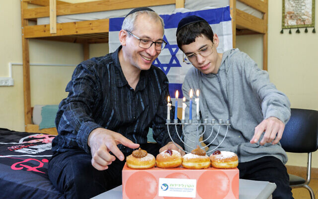 Le vol d'immigration de Daniel et Emiliano Bleiweiss a été annulé après l'incursion du Hamas le 7 octobre, mais ils l'ont reprogrammé et vivent maintenant en Israël. (Crédit : International Fellowship of Christians and Juifs)