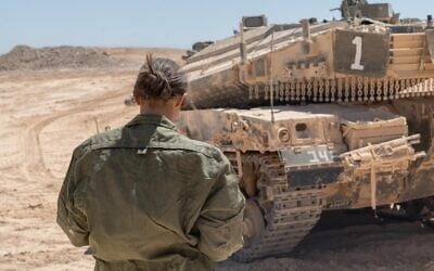 Des soldates opèrent un tank dans le désert du Neguev, une photographie non-datée. (Crédit : Armée israélienne)