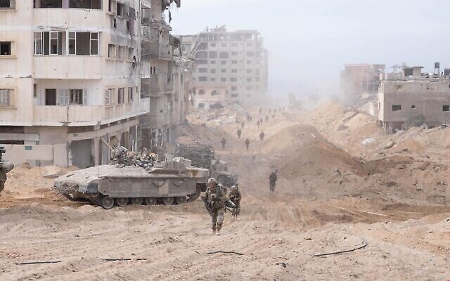 Des soldats de Tsahal interviennent dans le nord de Gaza sur cette photo publiée le 23 novembre 2023. (Crédit : Tsahal) Des soldats de Tsahal interviennent dans le nord de Gaza sur cette photo publiée le 23 novembre 2023. (Crédit : Tsahal)