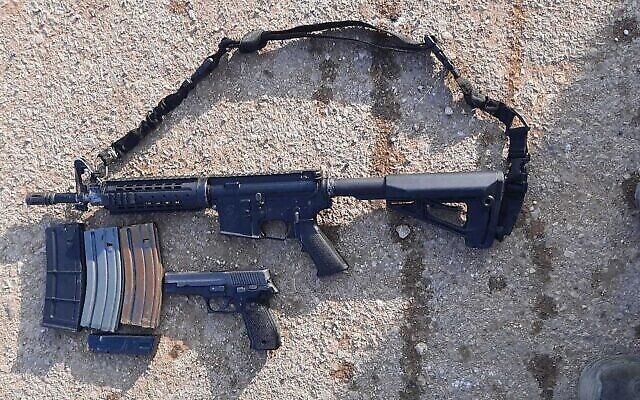 Armes saisies à des tireurs palestiniens dans la ville de Qalqiliya en Cisjordanie, le 4 décembre 2023. (Crédit : armée israélienne)