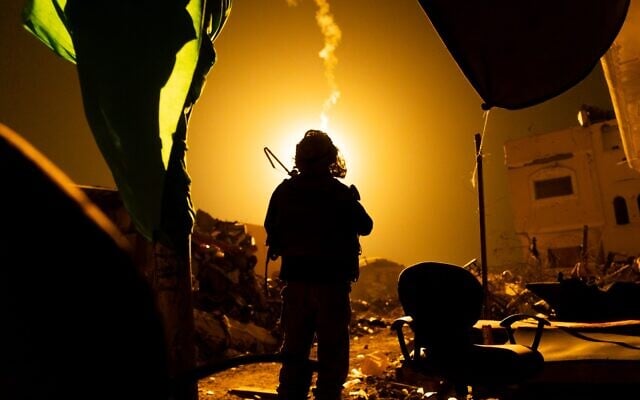 Des soldtas de l’armée israélienne opérant à l'intérieur de Gaza, sur une photo diffusée le 6 décembre 2023. (Crédit : Armée israélienne) Des soldtas de l’armée israélienne opérant à l'intérieur de Gaza, sur une photo diffusée le 6 décembre 2023. (Crédit : Armée israélienne)