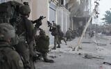 Des troupes de la 98e division opérant dans le sud de Gaza, à Khan Younès, sur une photo publiée le 6 décembre 2023. (Crédit : Armée israélienne)