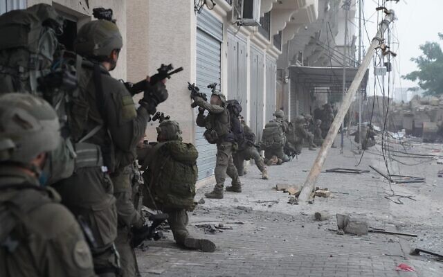 Des troupes de la 98e division opérant dans le sud de Gaza, à Khan Younès, sur une photo publiée le 6 décembre 2023. (Crédit : Armée israélienne) Des troupes de la 98e division opérant dans le sud de Gaza, à Khan Younès, sur une photo publiée le 6 décembre 2023. (Crédit : Armée israélienne)
