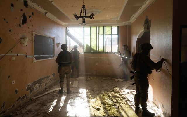 Des soldats israéliens dans la bande de Gaza, sur une photo diffusée le 9 décembre 2023. (Crédit : Armée israélienne)