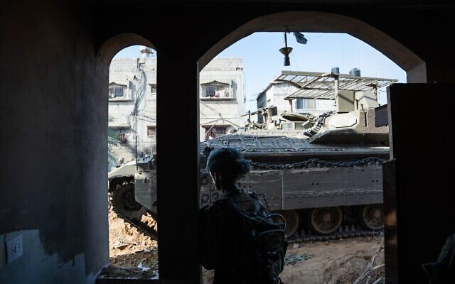 Les troupes israéliennes opérant dans la bande de Gaza, sur une photo publiée le 16 décembre 2023 (Crédit : Armée israélienne)