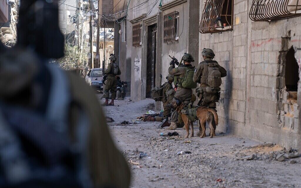 Des troupes israéliennes opérant dans la bande de Gaza, photo publiée le 17 décembre 2023 (Crédit : Armée israélienne)