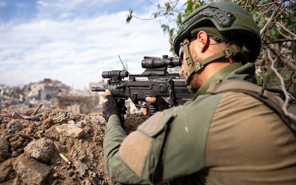Des troupes israéliennes opérant dans la bande de Gaza, photo publiée le 17 décembre 2023 (Crédit : Armée israélienne)
