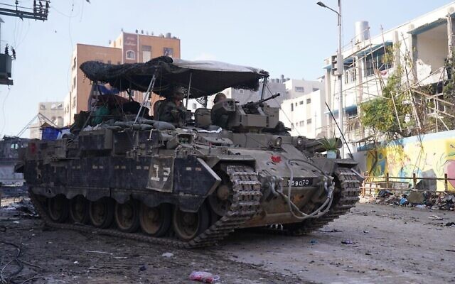 Des troupes israéliennes opérant dans la bande de Gaza, photo publiée le 17 décembre 2023 (Crédit : Armée israélienne)