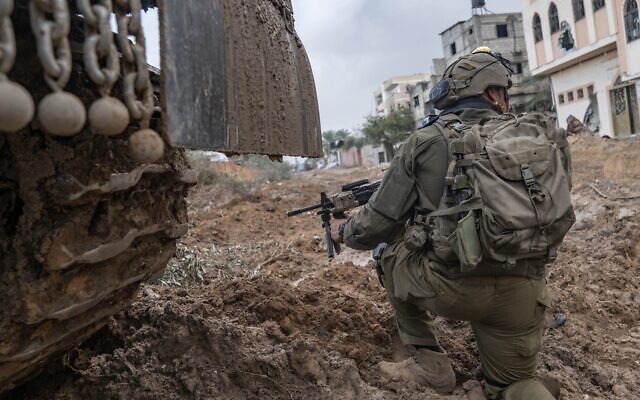 Des troupes de la 7e Brigade Blindée opérant, à Khan Younès, dans le sud de Gaza, sur une photo diffusée le 17 décembre 2023. (Crédit : Armée israélienne) Des troupes de la 7e Brigade Blindée opérant, à Khan Younès, dans le sud de Gaza, sur une photo diffusée le 17 décembre 2023. (Crédit : Armée israélienne)