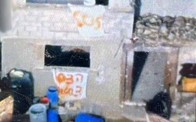 "SOS" et "Help, 3 hostages", inscrits à Gaza par trois otages israéliens qui ont ensuite été tués par erreur par l’armée israélienne, sur une photo publiée le 17 décembre 2023. (Crédit : Armée israélienne) "SOS" et "Help, 3 hostages", inscrits à Gaza par trois otages israéliens qui ont ensuite été tués par erreur par l’armée israélienne, sur une photo publiée le 17 décembre 2023. (Crédit : Armée israélienne)