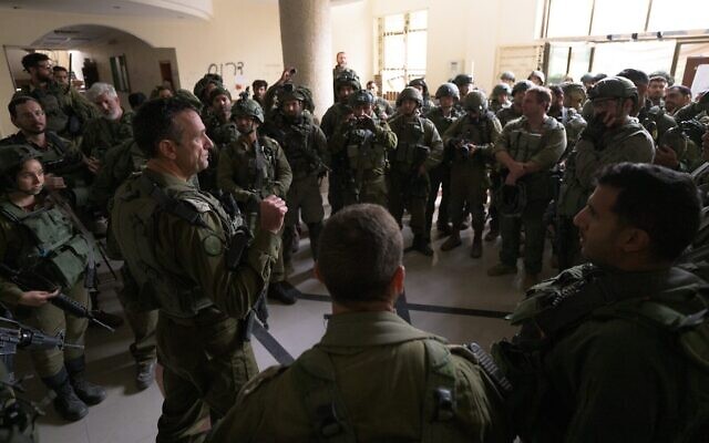 Le chef d'état-major de l’armée israélienne, le lieutenant-général Herzi Halevi, s'adressant aux troupes de la 99e division, dans la bande de Gaza, le 17 décembre 2023. (Crédit : Armée israélienne) Le chef d'état-major de l’armée israélienne, le lieutenant-général Herzi Halevi, s'adressant aux troupes de la 99e division, dans la bande de Gaza, le 17 décembre 2023. (Crédit : Armée israélienne)