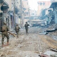 Des troupes de la 36e division opérant dans le quartier de Shejaiya, à Gaza City, sur une photo publiée le 21 décembre 2023. (Crédit : Armée israélienne)
