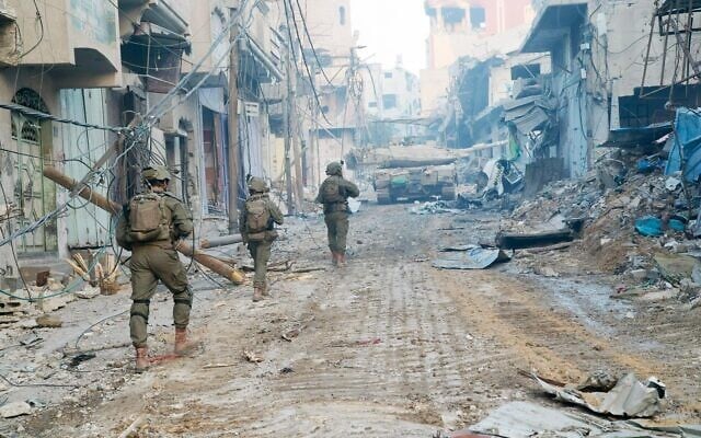 Des troupes de la 36e division opérant dans le quartier de Shejaiya, à Gaza City, sur une photo publiée le 21 décembre 2023. (Crédit : Armée israélienne) Des troupes de la 36e division opérant dans le quartier de Shejaiya, à Gaza City, sur une photo publiée le 21 décembre 2023. (Crédit : Armée israélienne)