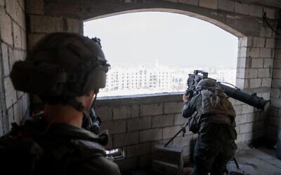 Des soldats israéliens dans la bande de Gaza, sur une photo diffusée le 26 décembre 2023. (Crédit : Armée israélienne)