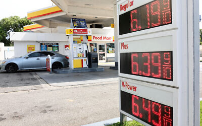 Une station-service Shell, à Burbank (Californie), le 19 septembre 2023. (Crédit : Mario Tama / Getty Images / AFP)