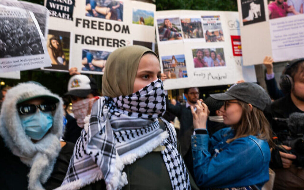 Illustration : Des étudiants anti-Israël à l'Université Columbia, à New York, le 12 octobre 2023. (Crédit : Spencer Platt/Getty Images/AFP) Illustration : Des étudiants anti-Israël à l'Université Columbia, à New York, le 12 octobre 2023. (Crédit : Spencer Platt/Getty Images/AFP)