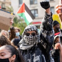 Des étudiants participent à une manifestation en soutien à la Palestine et à la liberté d'expression devant le campus de l'Université Columbia, le 15 novembre 2023, à New York. (Photo de SPENCER PLATT / GETTY IMAGES NORTH AMERICA / Getty Images via AFP)