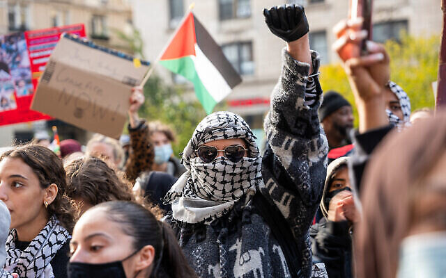 Des étudiants participent à une manifestation en soutien à la Palestine et à la liberté d'expression devant le campus de l'Université Columbia, le 15 novembre 2023, à New York. (Photo de SPENCER PLATT / GETTY IMAGES NORTH AMERICA / Getty Images via AFP) Des étudiants participent à une manifestation en soutien à la Palestine et à la liberté d'expression devant le campus de l'Université Columbia, le 15 novembre 2023, à New York. (Photo de SPENCER PLATT / GETTY IMAGES NORTH AMERICA / Getty Images via AFP)