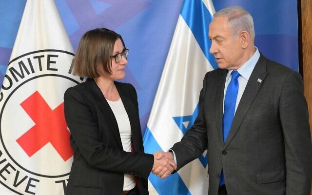 Le Premier ministre Benjamin Netanyahu saluant Mirjana Spoljaric Egger, présidente du Comité international de la Croix-Rouge (CICR), en visite en Israël, le 14 décembre 2023. (Crédit : Amos Ben Gershon/GPO) Le Premier ministre Benjamin Netanyahu saluant Mirjana Spoljaric Egger, présidente du Comité international de la Croix-Rouge (CICR), en visite en Israël, le 14 décembre 2023. (Crédit : Amos Ben Gershon/GPO)