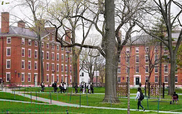 Des étudiants traversent Harvard Yard, le 27 avril 2022, sur le campus de l'Université Harvard à Cambridge, dans le Massachusetts. (Crédit : AP Photo/Charles Krupa) Des étudiants traversent Harvard Yard, le 27 avril 2022, sur le campus de l'Université Harvard à Cambridge, dans le Massachusetts. (Crédit : AP Photo/Charles Krupa)