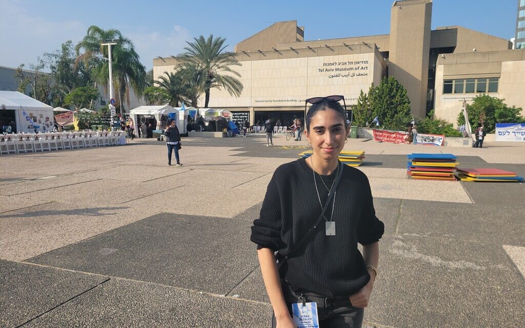 Dinah Elmaleh, étudiante à l'Université Concordia, sur la "Place des Otages", à Tel Aviv, le 27 décembre 2023. (Crédit : Canaan Lidor/Times of Israel)