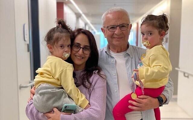 Illustration : Les jumelles Emma et Yuli Cunio, 3 ans, et leur mère Sharon Aloni Cunio quittent l’hôpital pour enfants Schneider, le 7 décembre 2023. (Crédit : Autorisation du centre médical pour enfants Schneider)