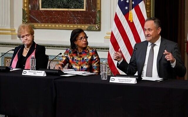 Le second gentleman Douglas Emhoff, à droite, s'exprimant lors d'une table ronde sur la montée de l'antisémitisme avec la conseillère en politique intérieure de la Maison Blanche Susan Rice, au centre, et l'envoyée spéciale chargée de surveiller et de combattre l'antisémitisme Deborah Lipstadt, à Washington, le 7 décembre 2022. (Crédit : Chip Somodevilla/Getty Images via JTA) Le second gentleman Douglas Emhoff, à droite, s'exprimant lors d'une table ronde sur la montée de l'antisémitisme avec la conseillère en politique intérieure de la Maison Blanche Susan Rice, au centre, et l'envoyée spéciale chargée de surveiller et de combattre l'antisémitisme Deborah Lipstadt, à Washington, le 7 décembre 2022. (Crédit : Chip Somodevilla/Getty Images via JTA)