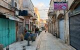 Une rue du quartier chrétien, dans la Vieille ville de Jérusalem, où les restaurants et les magasins sont nombreux, toute vide dans un contexte de guerre entre Israël et le Hamas à Gaza et d'arrêt du tourisme international dans la ville, le 14 décembre 2023. (Crédit : Gianluca Pacchiani/Times of Israel)