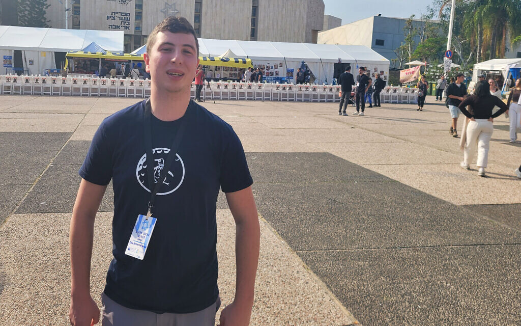 Ethan Oscar Oliner, étudiant de l'Université Cornell, arrivant sur la "Place des Otages", à Tel Aviv, le 27 décembre 2023. (Crédit : Canaan Lidor/Times of Israel)