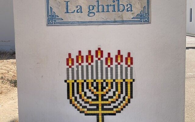 Une pierre placée à l'entrée de la synagogue de la Ghriba, sur l'île tunisienne de Djerba, le 3 octobre 2023. (Crédit : David Gerbi)