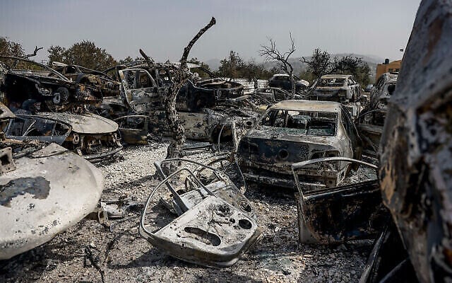 Des voitures incendiées par des résidents d'implantations lors d'émeutes à Hawara, en Cisjordanie, près de Naplouse, le 27 février 2023. (Crédit : Erik Marmor/Flash90) Des voitures incendiées par des résidents d'implantations lors d'émeutes à Hawara, en Cisjordanie, près de Naplouse, le 27 février 2023. (Crédit : Erik Marmor/Flash90)
