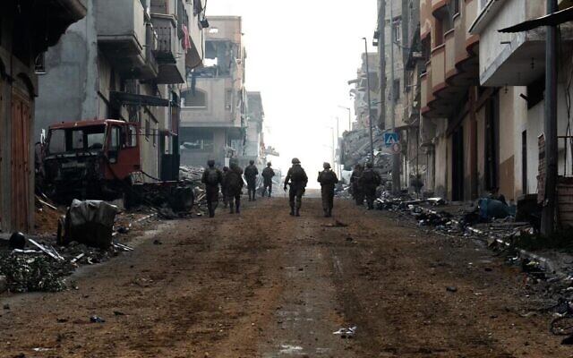 Des soldats israéliens dans la bande de Gaza dans une photo publiée le 18 décembre 2023 (Crédit : Armée israélienne)
