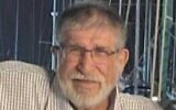 Yoram Metzger, 80 ans, pris en otage à son domicile par des terroristes du Hamas au kibboutz Nir Oz le 7 octobre 2023. (Crédit : Autorisation)