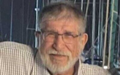 Yoram Metzger, 80 ans, pris en otage à son domicile par des terroristes du Hamas au kibboutz Nir Oz le 7 octobre 2023. (Crédit : Autorisation)