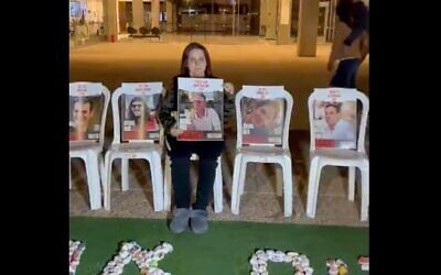 Raz Ben Ami, libérée par le Hamas le 30 novembre, sur la "Place des Otages" de Tel Aviv pour appeler à la remise en liberté de son mari, Ohad, encore retenu en captivité dans la bande de Gaza, le 1er décembre 2023. (Capture d'écran : Twitter, used in accordance with Clause 27a of the Copyright Law)