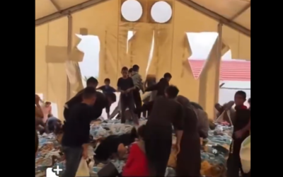 Des civils gazaouis saccageant des stocks de matériels de l'UNRWA, début décembre 2023. (Crédit : Capture d'écran X)