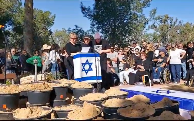 Iris, Raviv et Tuval Haïm, lors des funérailles de Yotam Haïm, un otage tué par erreur par des soldtas de l’armée israélienne à Gaza, au kibboutz Gvulot, le 18 décembre 2023. (Crédit : Capture d'écran ; utilisée conformément à l'article 27a de la loi sur le droit d'auteur) Iris, Raviv et Tuval Haïm, lors des funérailles de Yotam Haïm, un otage tué par erreur par des soldtas de l’armée israélienne à Gaza, au kibboutz Gvulot, le 18 décembre 2023. (Crédit : Capture d'écran ; utilisée conformément à l'article 27a de la loi sur le droit d'auteur)