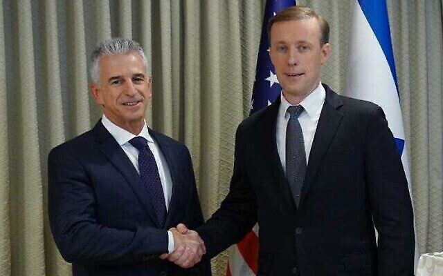 Le chef du Mossad, David Barnea, à gauche, et le conseiller américain à la sécurité nationale, Jake Sullivan, au siège du Mossad, à Tel Aviv, le 14 décembre 2023. (Autorisation)