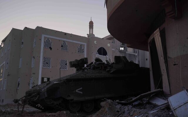 Des troupes de l’armée israélienne opérant à l'intérieur de Gaza, sur une photo publiée le 7 décembre 2023. (Crédit : Armée israélienne)