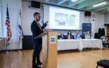 Jonathan Elkhoury, défenseur d'Israël, lors d'une conférence publique au centre communautaire juif de Marblehead, dans le Massachusetts, le 5 novembre 2023. (Crédit : Harel Madhala)