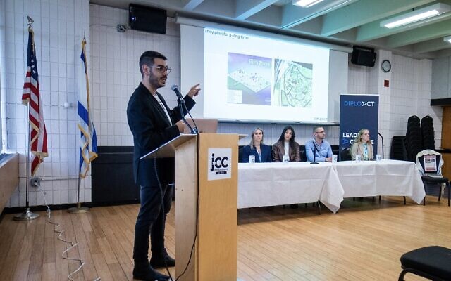 Jonathan Elkhoury, défenseur d'Israël, lors d'une conférence publique au centre communautaire juif de Marblehead, dans le Massachusetts, le 5 novembre 2023. (Crédit : Harel Madhala)