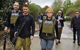 Deborah Lipstadt, envoyée des États-Unis pour la lutte contre l'antisémitisme, lors d'une visite des communautés du sud d'Israël ravagées par l'attaque du 7 octobre du Hamas, le 13 décembre 2023. (Crédit : X ; utilisée conformément à la clause 27a de la loi sur le droit d'auteur)