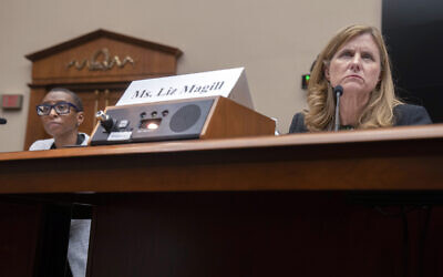 La présidente de l'université de Harvard, Claudine Gay, à gauche, à côté de la présidente de l'université de Pennsylvanie Liz Magill lors d'une session de la commission d'Éducation au Capitole, à Washington, le 5 décembre 2023. (Crédit : Mark Schiefelbein/AP Photo)