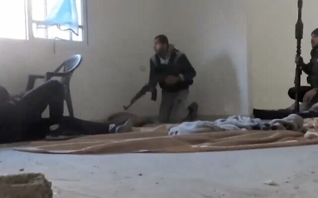 Des images de Tsahal obtenues à partir de la caméra corporelle d'un membre du Hamas lors de combats à Jabaliya, dans le nord de Gaza, montrent des membres armés du groupe terroriste rampant sur le sol à l'intérieur d'un bâtiment, le 7 décembre 2023. (Crédit : Capture d'écran/X) Des images de Tsahal obtenues à partir de la caméra corporelle d'un membre du Hamas lors de combats à Jabaliya, dans le nord de Gaza, montrent des membres armés du groupe terroriste rampant sur le sol à l'intérieur d'un bâtiment, le 7 décembre 2023. (Crédit : Capture d'écran/X)