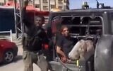 Naama Levy, dans une vidéo peu après sa prise d'otage à Gaza le 7 octobre 2023. (Crédit : Capture d’écran X)