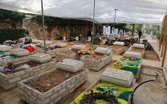 De nouvelles tombes dans le cimetière militaire du mont Herzl destinées aux soldats tués depuis les atrocités du Hamas du 7 octobre, à Jérusalem. (Crédit : Shmuel Bar-Am) De nouvelles tombes dans le cimetière militaire du mont Herzl destinées aux soldats tués depuis les atrocités du Hamas du 7 octobre, à Jérusalem. (Crédit : Shmuel Bar-Am)