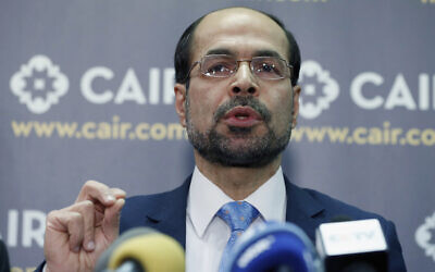 Nihad Awad, directeur exécutif national du Conseil sur les relations américano-islamiques (CAIR), lors d'une conférence de presse, à Washington, le 30 janvier 2017. (Crédit : AP Photo/Alex Brandon)