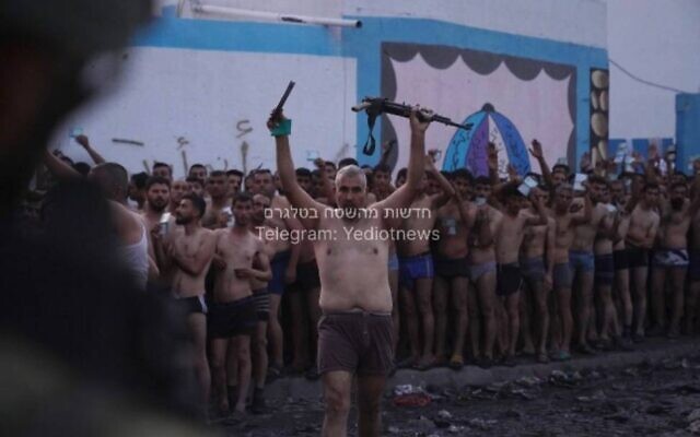 Un terroriste du Hamas, les mains en l'air, remettant un fusil d'assaut après s'être rendu aux troupes israéliennes, dans le nord de Gaza, à Jabaliya, le 7 décembre 2023. (Crédit : Yediotnews sur Telegram ; utilisé conformément à la clause 27a de la loi sur le droit d'auteur)