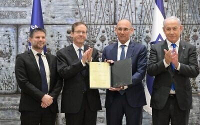 De gauche à droite : Le ministre des Finances Bezalel Smotrich, le président Isaac Herzog, le gouverneur de la Banque d'Israël Amir Yaron, le Premier ministre Benjamin Netanyahu, lors d'une cérémonie marquant le début du deuxième mandat de Yaron, à Jérusalem, le 18 décembre 2023. (Crédit : GPO)